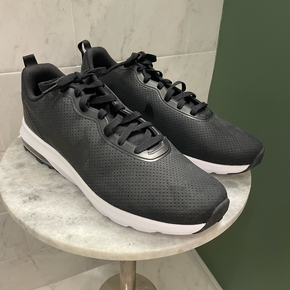 Nike Men's Black and White Sneakers